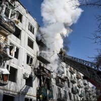 Feuerwehrleute arbeiten am 24. Februar an einem Gebäudebrand nach Bombenanschlägen in der ostukrainischen Stadt Chuguiv.