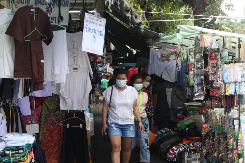 Fußgänger gehen entlang der Chakkraphet Road im Stadtteil Phra Nakhon, Bangkok, an Händlern vorbei. Der private Konsum soll in diesem Jahr um 4,5 % zulegen