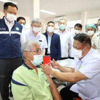 Gesundheitsministerin Anutin Charnvirakul, links, inspiziert am 15. März die Covid-19 Impfung für ältere Menschen im Bezirk Pakkret, Nonthaburi.