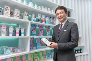 Herr Shimizu sagt, ein Unternehmensziel sei, dass alle Kunststoffverpackungen bis 2025 zu 100 % recycelbar sein sollten.