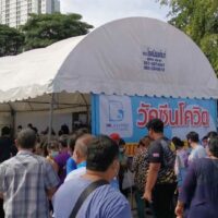 Im Distrikt Bang Lamung in Chon Buri stehen Menschen für Impfungen an