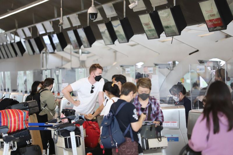 Internationale Passagiere checken am Flughafen Suvarnabhumi für ihre Flüge ein