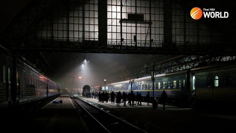Menschen, die versuchen, aus der Ukraine zu fliehen, warten am Freitag, den 4. März 2022, im Bahnhof von Lemberg in der Westukraine auf Züge.