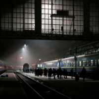 Menschen, hauptsächlich Frauen und Kinder, versuchen am Freitag, den 4. März 2022, am Bahnhof von Kiew in der Ukraine in einen Zug nach Lemberg einzusteigen