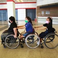 Menschen im Rollstuhl sagen, dass sie einen neuen Gouverneur von Bangkok brauchen, der öffentliche Verkehrsmittel für alle zugänglich machen kann.