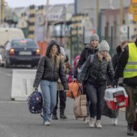 Menschen kommen am Donnerstag in Korczowa, Polen, in der Nähe eines Grenzkontrollpunkts an, nachdem sie vor der russischen Invasion in der Ukraine geflohen sind