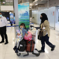 Menschen kommen aus der Ankunftshalle des Flughafens Suvarnabhumi, nachdem sie am Montag aus einem Flug SV846 der Saudi Arabian Airlines von Jeddah über Riad ausgestiegen sind.