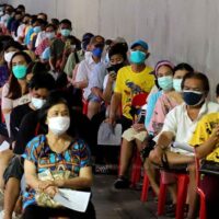 Menschen warten darauf, dass sie am Montag in einer mobilen Impfstation im Bereich der Rama VIII Brücke geimpft werden.