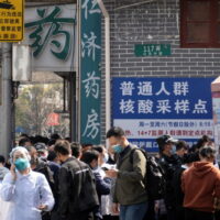 Nach Fällen der Coronavirus-Krankheit 2019 (COVID-19) in Shanghai, China, stellen sich am Freitag Anwohner vor einer Nukleinsäure-Teststelle eines Krankenhauses an