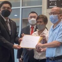 Patcharee Punthong reicht am Mittwoch beim Justizministerium eine Petition ein, in der sie Gerechtigkeit fordert,