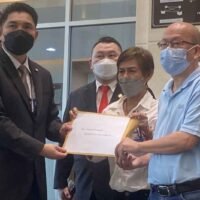 Patcharee Punthong reicht beim Justizministerium eine Petition ein, in der sie Gerechtigkeit fordert