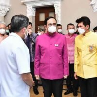Premierminister Prayuth Chan o-cha, Mitte, trifft sich vor einer Kabinettssitzung am Dienstag mit Führungskräften des Gesundheitsministeriums im Government House