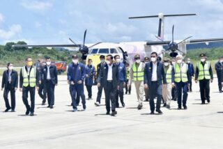 Premierminister Prayuth Chan o-cha, Mitte, und sein Gefolge treffen am Flughafen Betong in Yala ein. Sie befanden sich auf dem ersten kommerziellen Flug, der von Nok Air durchgeführt wurde