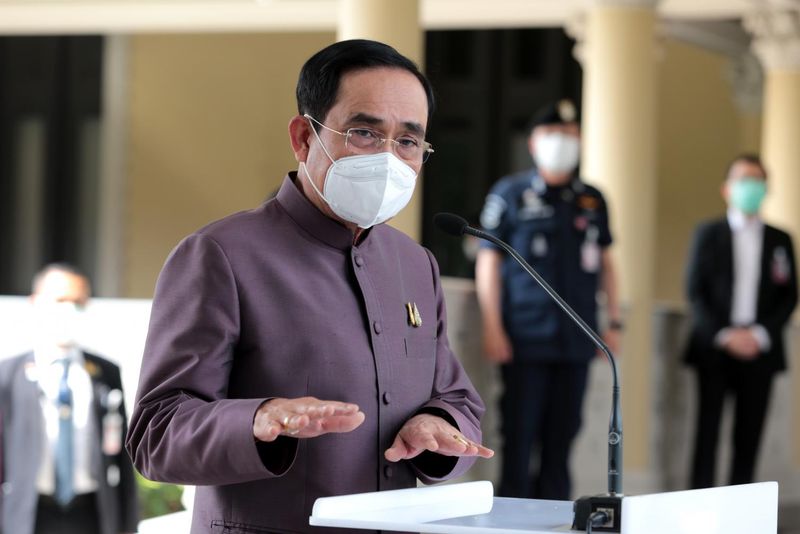 Premierminister Prayuth Chan o-cha, der aus der Kabinettssitzung am Dienstag (8. März) hervorgeht, betritt das Podium, um seine Besorgnis über den Konflikt zwischen Russland und der Ukraine zu erklären