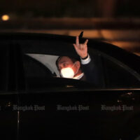 Premierminister Prayuth Chan o-cha macht das „Ich liebe dich“-Zeichen, als er am 17. März 2022 den Rajpruek Club verlässt.