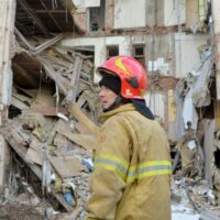 Retter entfernen am 16. März 2022 Trümmer aus einem durch Beschuss beschädigten Gebäude im Zentrum von Charkiw.