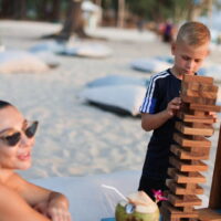 Russische Touristen bleiben am 12. März 2022 an einem Strand in Phuket