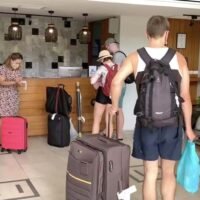Russische und ukrainische Touristen in Thailand beginnen mit finanziellen Transaktions- und Reiseproblemen aufgrund von Sanktionen und Invasionen