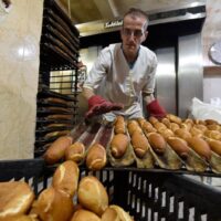 Russlands Invasion in der Ukraine könnte weniger Brot auf dem Tisch in Ägypten, im Libanon, im Jemen und anderswo in der arabischen Welt bedeuten, wo Millionen bereits ums Überleben kämpfen.
