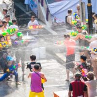 Songkran Wasser spritzen ist an bestimmten Festivalschauplätzen erlaubt