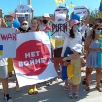 Ukrainische und russische Touristen veranstalten am 28. Februar einen Antikriegsprotest vor dem Royal Phuket Marina Hotel