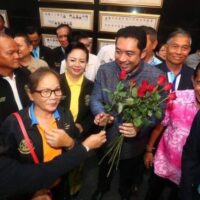 Unterstützer umringen den Bürgermeister von Pattaya, Sonthaya Kunplome, der einer Dynastie angehört, die seit Jahrzehnten die Politik von Chon Buri dominiert. (Foto von Chaiyot Pupattanapong)