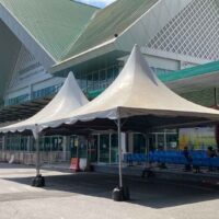 Vor dem Kontrollpunkt Sadao an der Grenze zu Malaysia in der Provinz Songkhla werden Zelte aufgestellt, wo Reisende im Schatten warten können