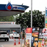 Vor einer PTT-Station in Bangkok werden hohe Kraftstoffpreise angezeigt. Nutthawat Wicheanbut