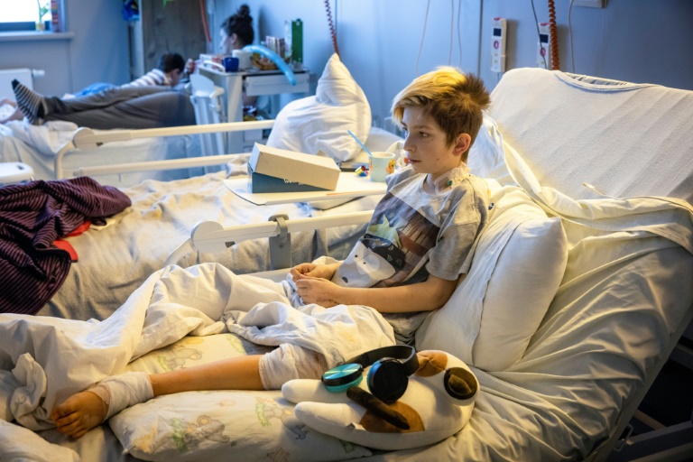 Wolodymyr, 13, liegt in einem Kinderkrankenhaus in Kiew, nachdem er in Kiefer, Rücken, Arm und Bein geschossen wurde.