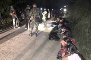 Zwanzig illegale Migranten aus Myanmar wurden am Dienstagabend auf der Straße Wang Madua-Thammi bei Ban Hup Phai in der Gemeinde Huay Sai im Distrikt Muang, Prachuap Khiri Khan, erwischt