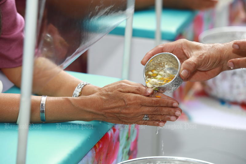 „Rod Nam Dam Hua“ ist eine Tradition während des Songkran-Festivals, aber das Gesundheitsministerium sagte, dass es ein Risiko für Senioren darstellen könnte.