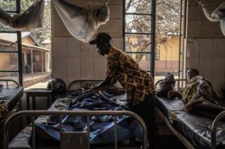 Abu Kamara pflegt seine Mutter Ramatu Sesay im Krankenhaus von Kamakwie