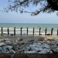 Aktivisten sagen, dass ein Deichbauprojekt am Strand von Cha-am in Phetchaburi mehr Schaden als Nutzen angerichtet hat, indem es zur Erosion beigetragen hat.