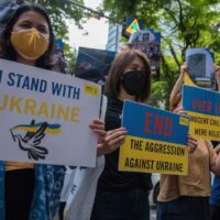 Aktivisten von Amnesty International versammeln sich am 23. März vor der russischen Botschaft in Bangkok, Thailand, um gegen die Invasion der Ukraine zu protestieren