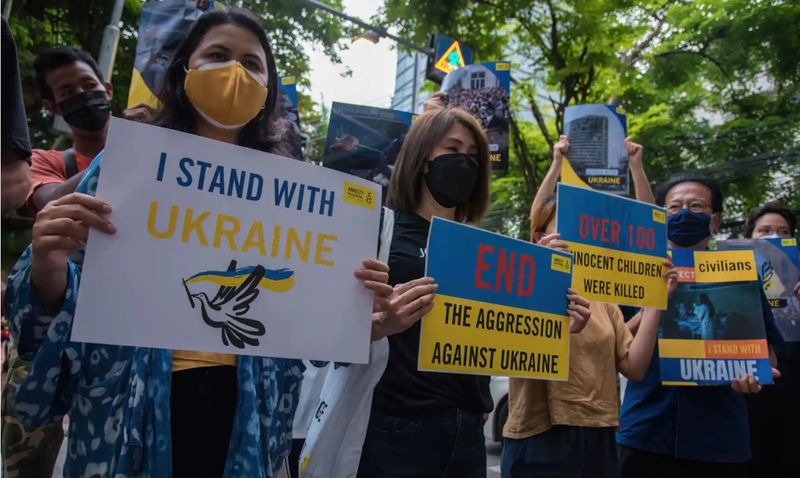 Aktivisten von Amnesty International versammeln sich am 23. März vor der russischen Botschaft in Bangkok, Thailand, um gegen die Invasion der Ukraine zu protestieren