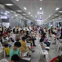 Am Montag versammeln sich Menschen zur Covid-19-Impfung an der Bang Sue Grand Station in Bangkok.