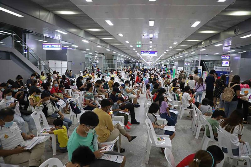 Am Montag versammeln sich Menschen zur Covid-19-Impfung an der Bang Sue Grand Station in Bangkok.