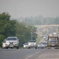 Am Samstagmorgen sind weitere Fahrzeuge auf der Mittraphap Road in Richtung Nordosten zu sehen, als die Menschen zu den Songkran-Feierlichkeiten in ihre Heimatprovinzen zurückkehren.