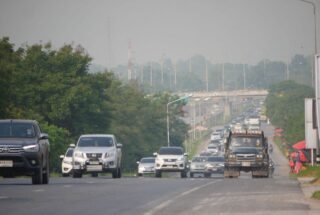 Am Samstagmorgen sind weitere Fahrzeuge auf der Mittraphap Road in Richtung Nordosten zu sehen, als die Menschen zu den Songkran-Feierlichkeiten in ihre Heimatprovinzen zurückkehren.