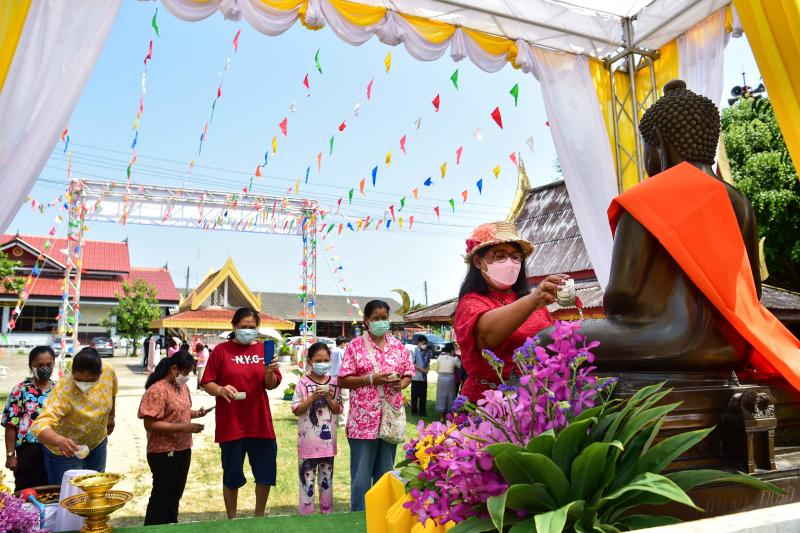 Anhänger gießen Wasser auf eine buddhistische Statue, während sie am Dienstag Songkran im Wat Prachapirom im Muang-Distrikt von Narathiwat feiern