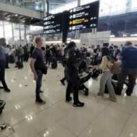 Ankommende Passagiere schlendern am Montag durch die Ankunftshalle des Flughafens Suvarnabhumi und suchen nach dem Schalter, der ihre Hotelbuchung bearbeitet