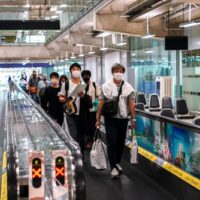 Ausländische Touristen kommen am Flughafen Suvarnabhumi an. Vollständig geimpfte Reisende, die nach Thailand einreisen, müssen ab Mai nicht mehr in einer kurzen Quarantäne bleiben