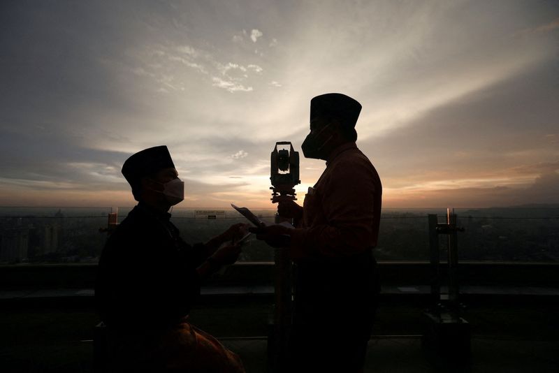 Beamte der malaysischen Islamischen Behörde verwenden einen Theodoliten, um am Freitagabend in Kuala Lumpur Rukyah durchzuführen, die Sichtung des Neumondes, der den Beginn des Ramadan anzeigt