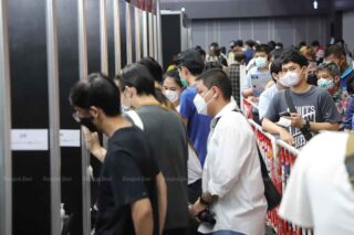 Besucher tragen am Donnerstag auf der IT-Messe Commart im Bangkok International Trade & Exhibition Centre im Bezirk Bang Na Gesichtsmasken, um eine Covid-19 Infektion zu verhindern