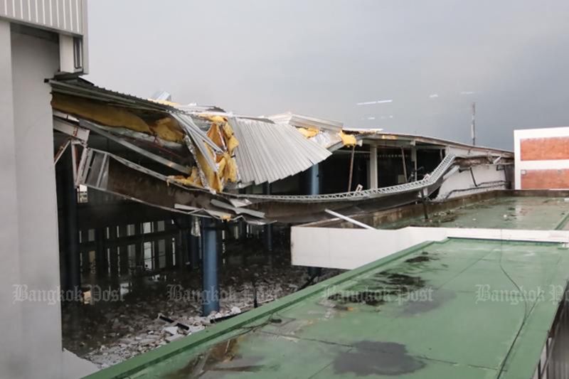 Das Dach des Flughafenterminals Don Mueang stürzt ein