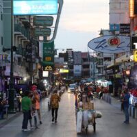 Die Atmosphäre auf der Khao San Road, einer bei Touristen beliebten Straße, besonders während des Songkran Festivals.
