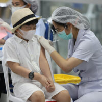 Die Covid-19-Impfung ist für Kinder an der Bang Sue Grand Station in Bangkok erhältlich