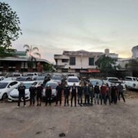 Die Polizei mit den 28 Fahrzeugen, die am Sonntag bei einer Durchsuchung eines Lagerhauses in Hat Yai in Songkhla gefunden wurden, in dem ein illegaler Hypothekenkreditdienst tätig war.