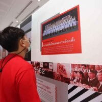 Ein Mann betrachtet eine Ausstellung über die Auftritte der Pheu Thai Party während ihrer jährlichen Versammlung in der Provinz Khon Kaen im vergangenen November.