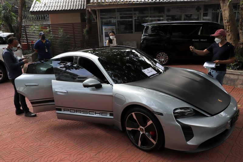 Ein Porsche Taycan gehört zu den Luxusartikeln, die von Drogenhändlern beschlagnahmt und am Montag vom Büro des Betäubungsmittelkontrollamtes versteigert wurden.